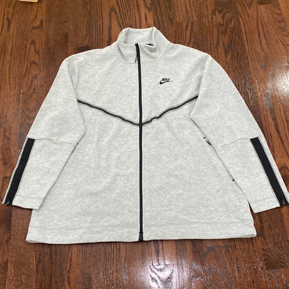 Nike Women Sportswear Tech Fleece.